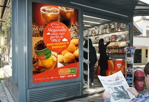 Assinatura realizada pelo prefeito Gustavo Fruet na tarde desta quarta-feira em uma solenidade que reuniu jornaleiros, permissionários de bancas, vereadores e secretários municipais. Foto: Orlando Kissner/SMCS(arquivo)